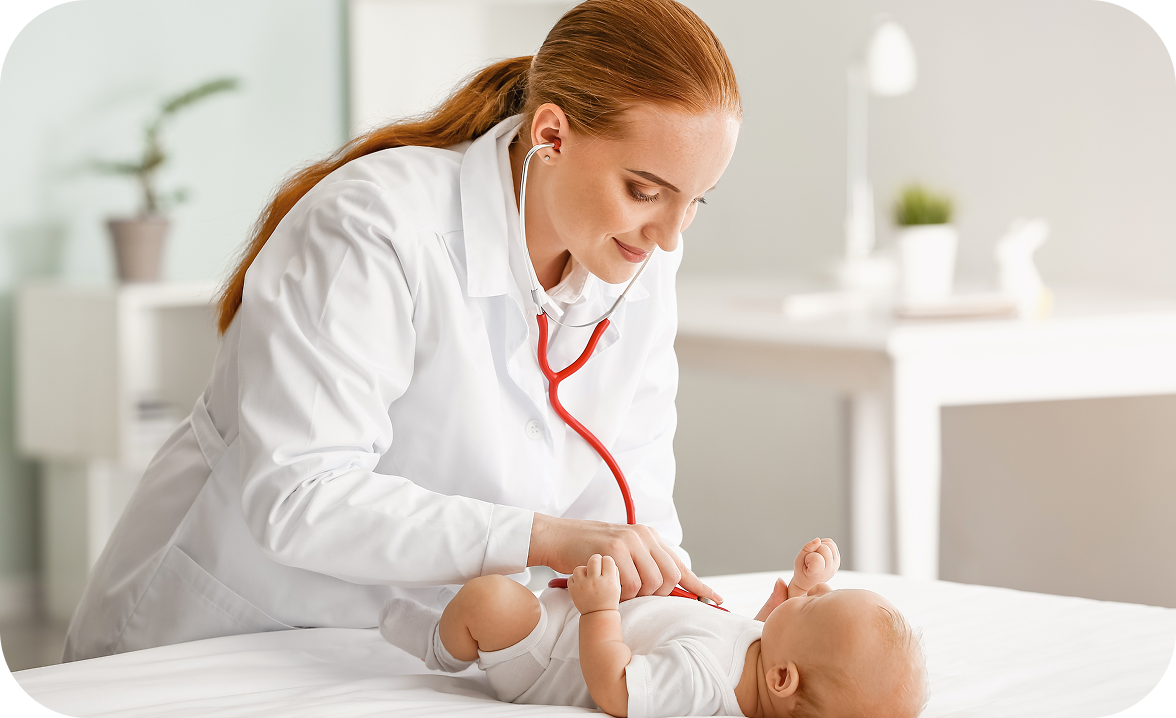 Una dottoressa in camice bianco utilizza lo stetoscopio per auscultare un neonato sdraiato su un lettino in uno studio medico luminoso.
